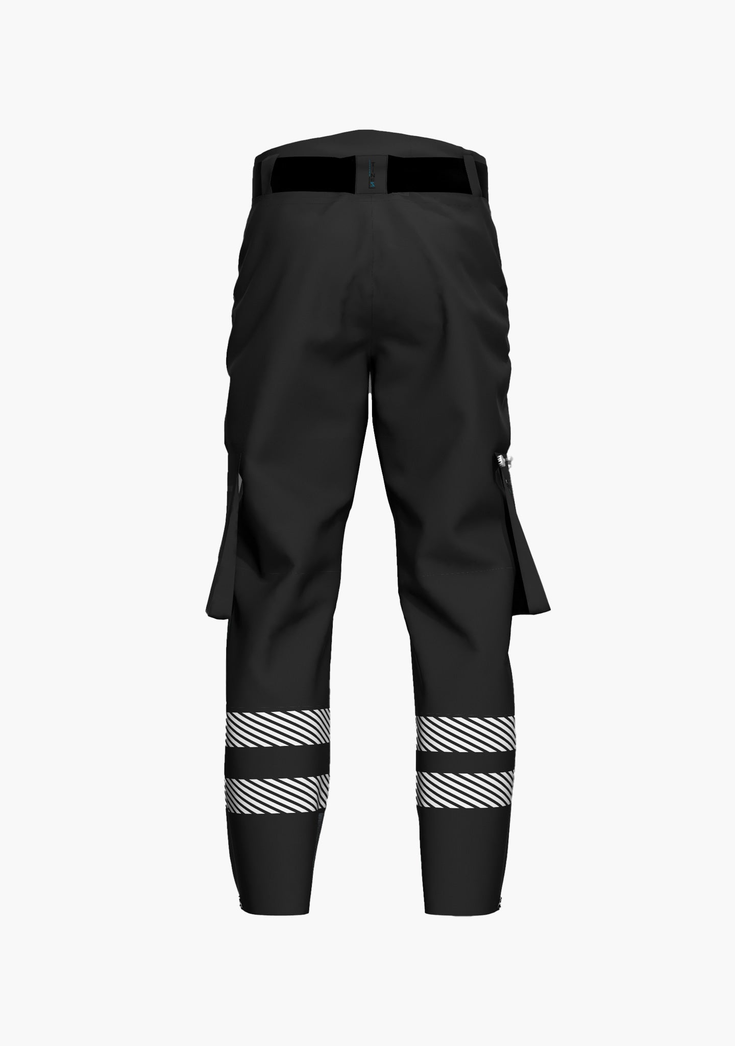 Hier ist eine schwarze Regenhose abgebildet, die wasser- und winddicht ist und ein Schuhhaken das Eindringen von Nässe abhält. Die Hose ist mit extralangem Bein für Industrioekletterer oder auch in regulärer Beinlänge erhältlich, die Click & Climb Taschen und die austauschbaren Kniepolstertaschen sind extra für die Seilzugangstechnik konzipiert. (Ansicht hinten)