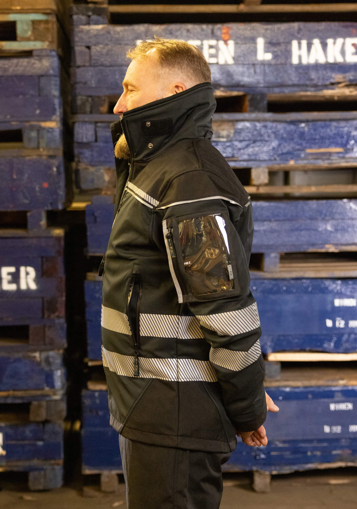 Hier ist eine Softshelljacke abgebildet, die winddicht und wasserabweisend ist. Eine durchdachte Taschenplatzierung ermöglicht das Tragen der Jacke im Klettergurt beim Industrieklettern in der Höhe (Ansicht links)