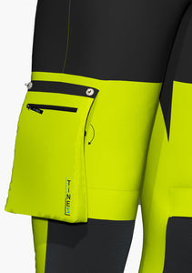 Hier ist eine Funktionshose in neongelb und schwarz abgebildet, die für wärmere Arbeitstage im Klettergurt geeignet ist und sich mit ihren abnehmbaren Kniepolstertaschen, den Click & Climb Hosentaschen und den Reißverschlüssen am Beinende der Seilzugangstechnik perfekt anpasst. (Ansicht rechte Hosentasche)