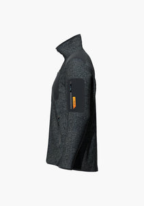 Hier ist eine Strickfleecejacke in anthrazit abgebildet, die mit robustem Cordura ausgestattet ist und sich gut eignet für das Feierabendbier nach einem anstrengende Arbeitstag im Seil als Industriekletterer in der Seilzugangstechnik. (Ansicht links)